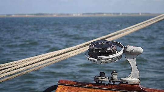 Kompass auf Segelschiff im Wattenmeer J.Boysen